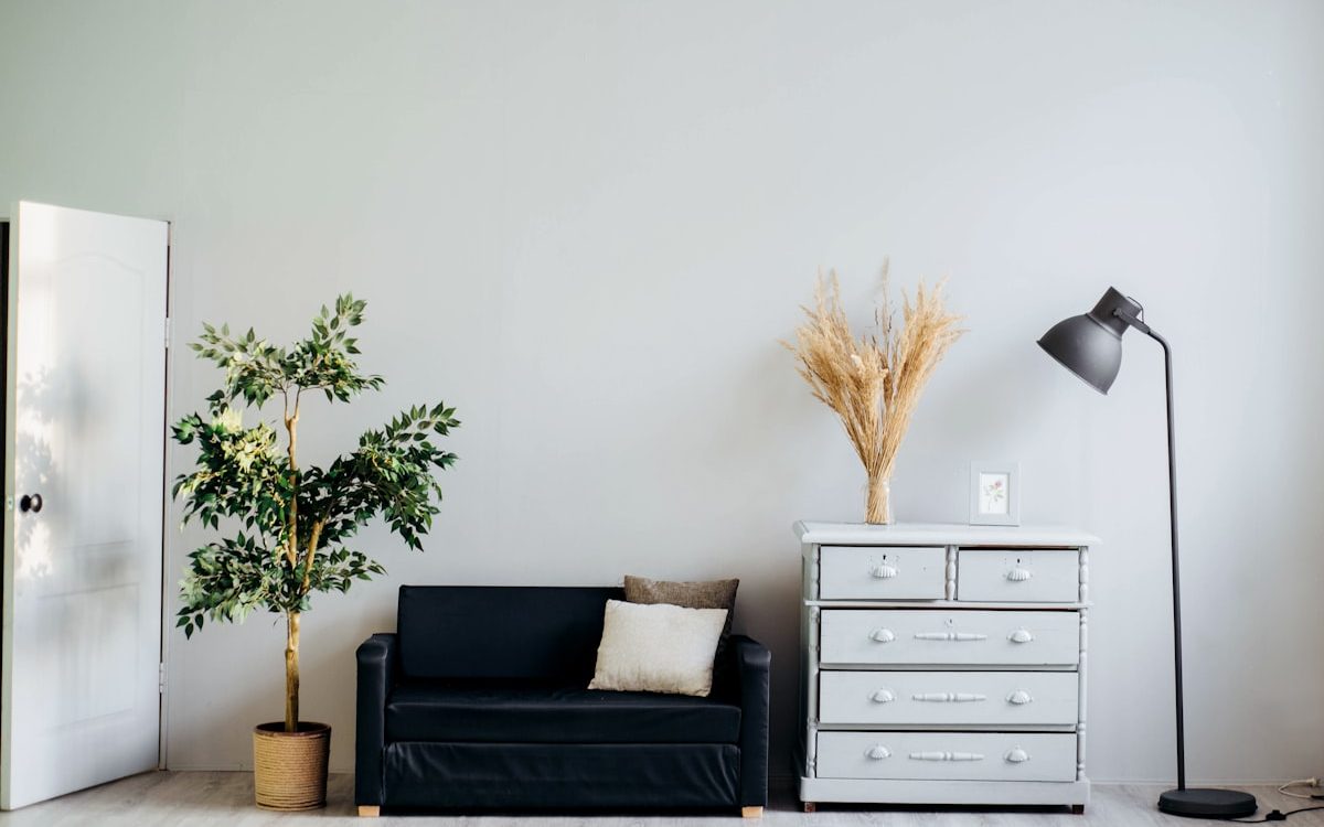 Curating Spaces for Calm Reflection: The Warm Minimalist Interior